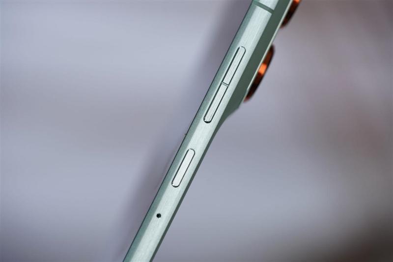5.99mm还支持插卡! 联想moto X70 Air手机评测