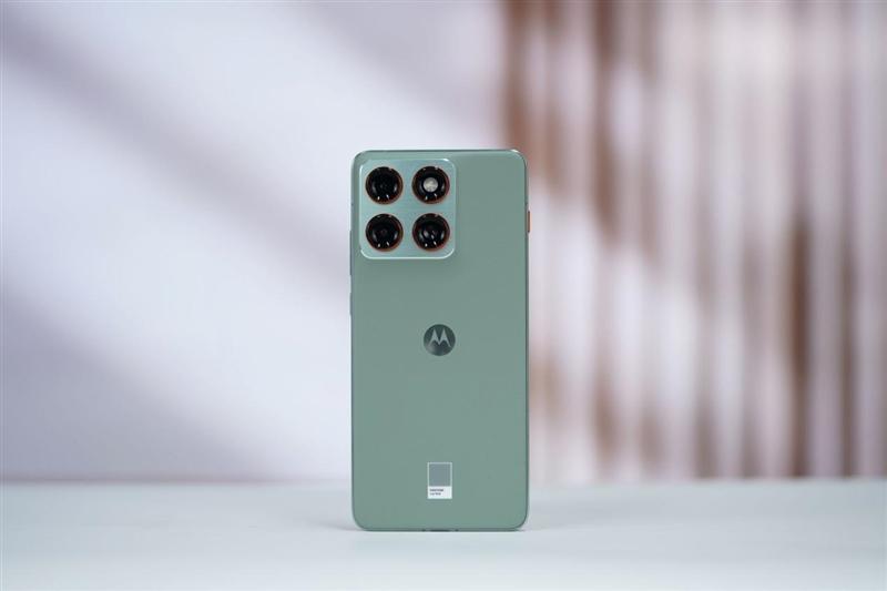 5.99mm还支持插卡! 联想moto X70 Air手机评测