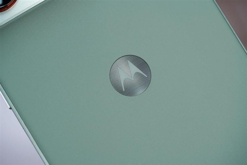5.99mm还支持插卡! 联想moto X70 Air手机评测