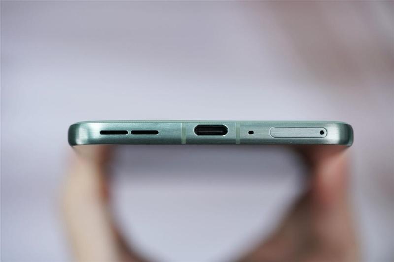 5.99mm还支持插卡! 联想moto X70 Air手机评测