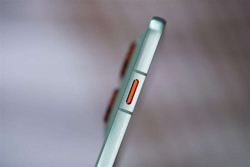 5.99mm还支持插卡! 联想moto X70 Air手机评测