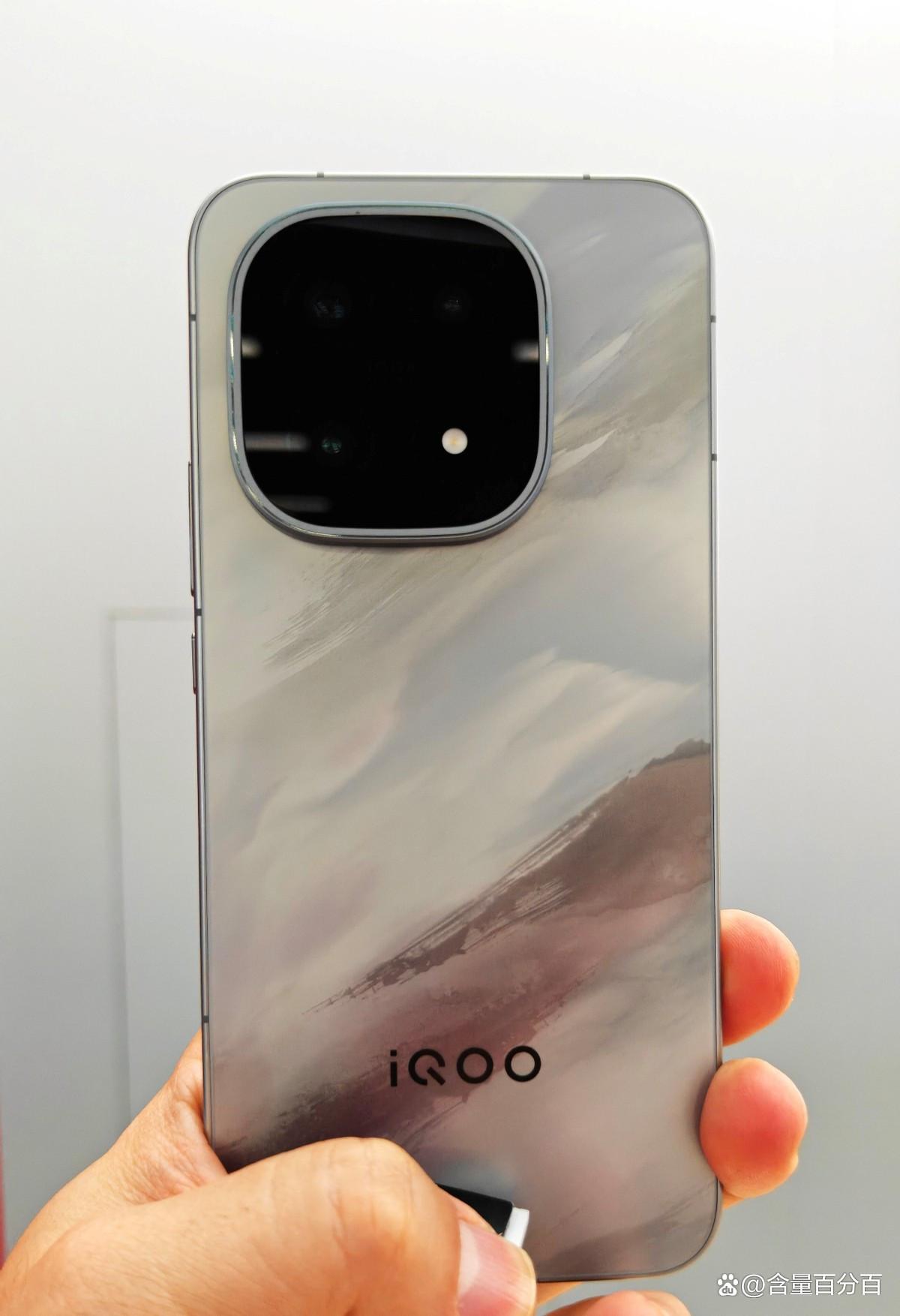 价格相差仅100元的一加15和iQOO 15怎么选? 一加15与iQOO15对比评测
