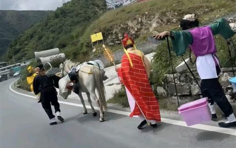 318 国道偶遇唐僧师徒徒步进藏，蹭流量还是真心宣传山河？