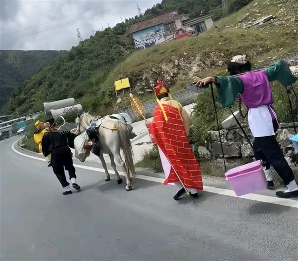 网友进藏公路偶遇唐僧师徒4人赶路:连队形都和西游记一样