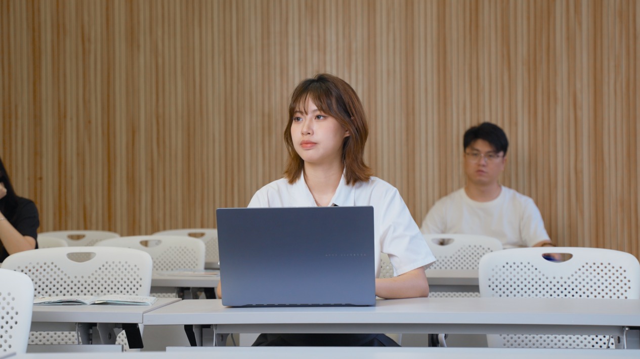 华硕无畏 Pro 15:四年不换机 大学生的轻薄好搭子