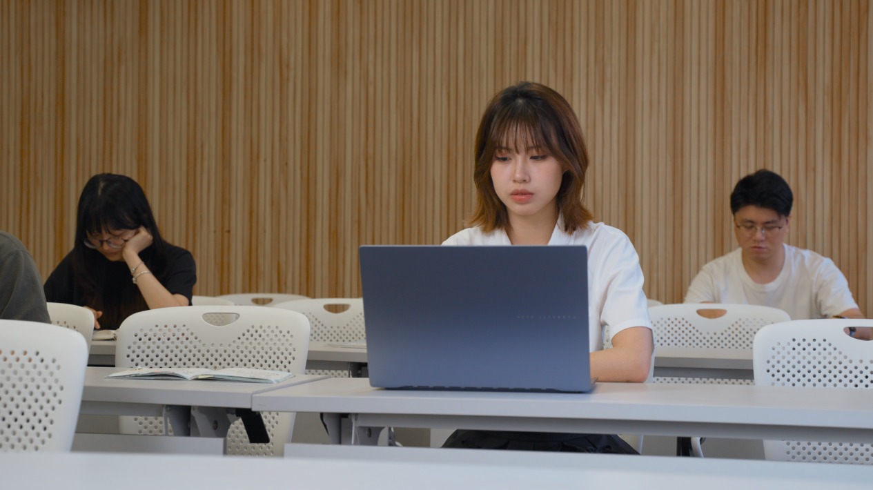 华硕无畏 Pro 15:四年不换机 大学生的轻薄好搭子