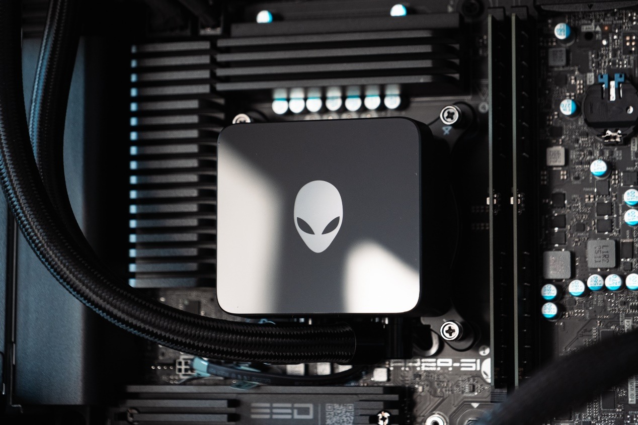 从神秘代号到硬核旗舰：Alienware外星人Area-51游戏台式机