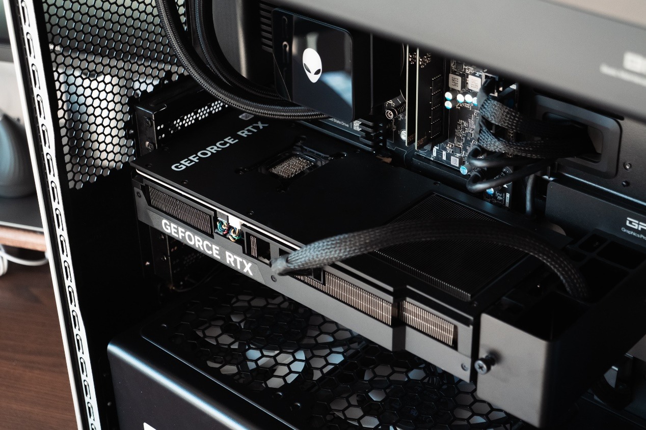 从神秘代号到硬核旗舰：Alienware外星人Area-51游戏台式机