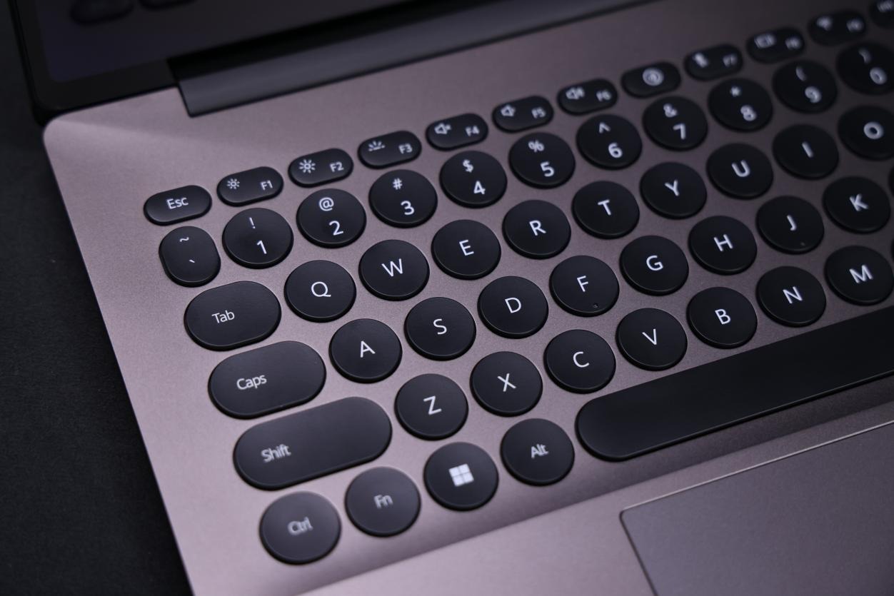 波点艺术键盘!去同质化设计的WIKO Hi MateBook 14评测
