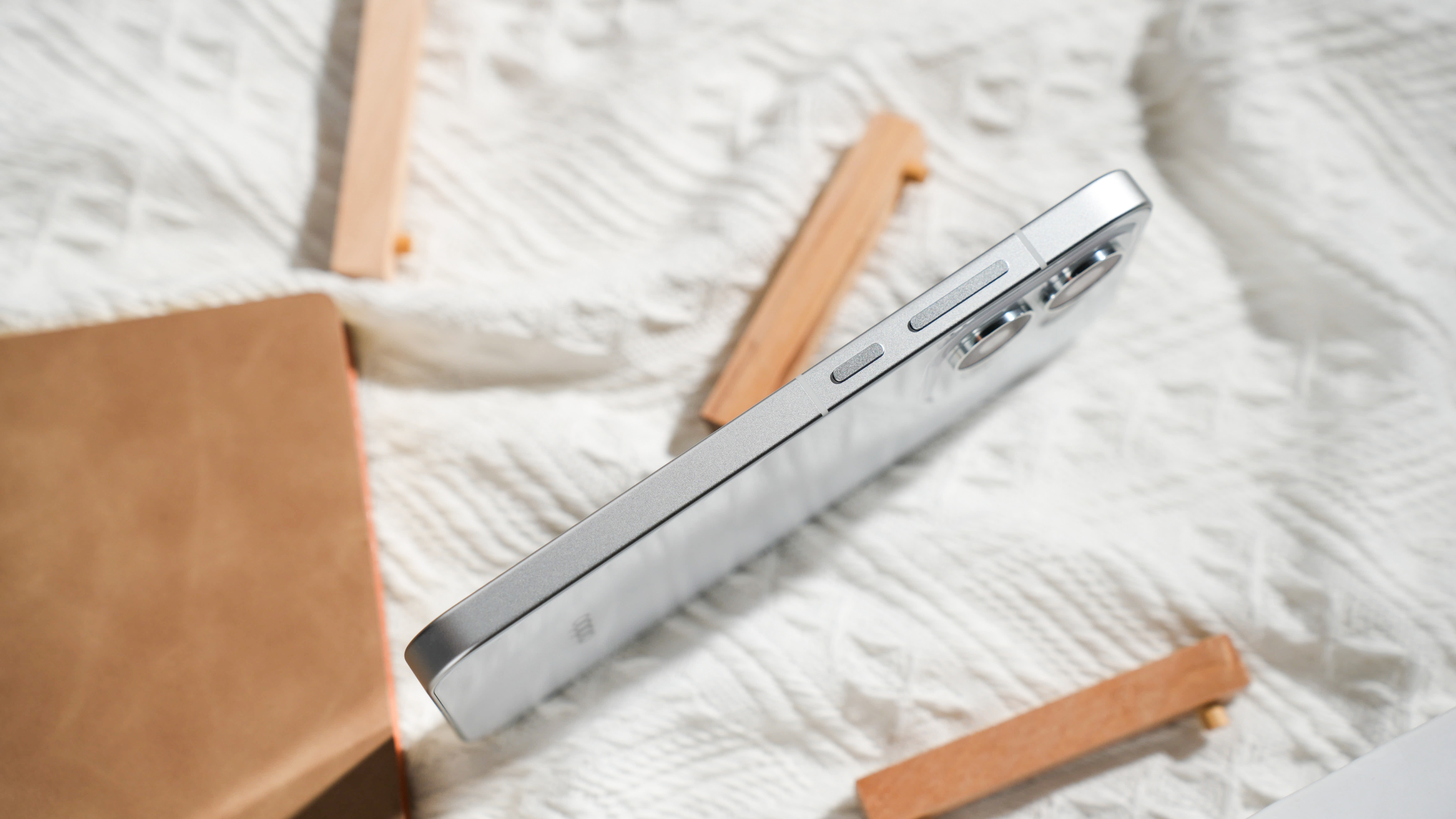 真浮了!OPPO Reno16拒绝平面平庸,打造能随身携带的艺术品!
