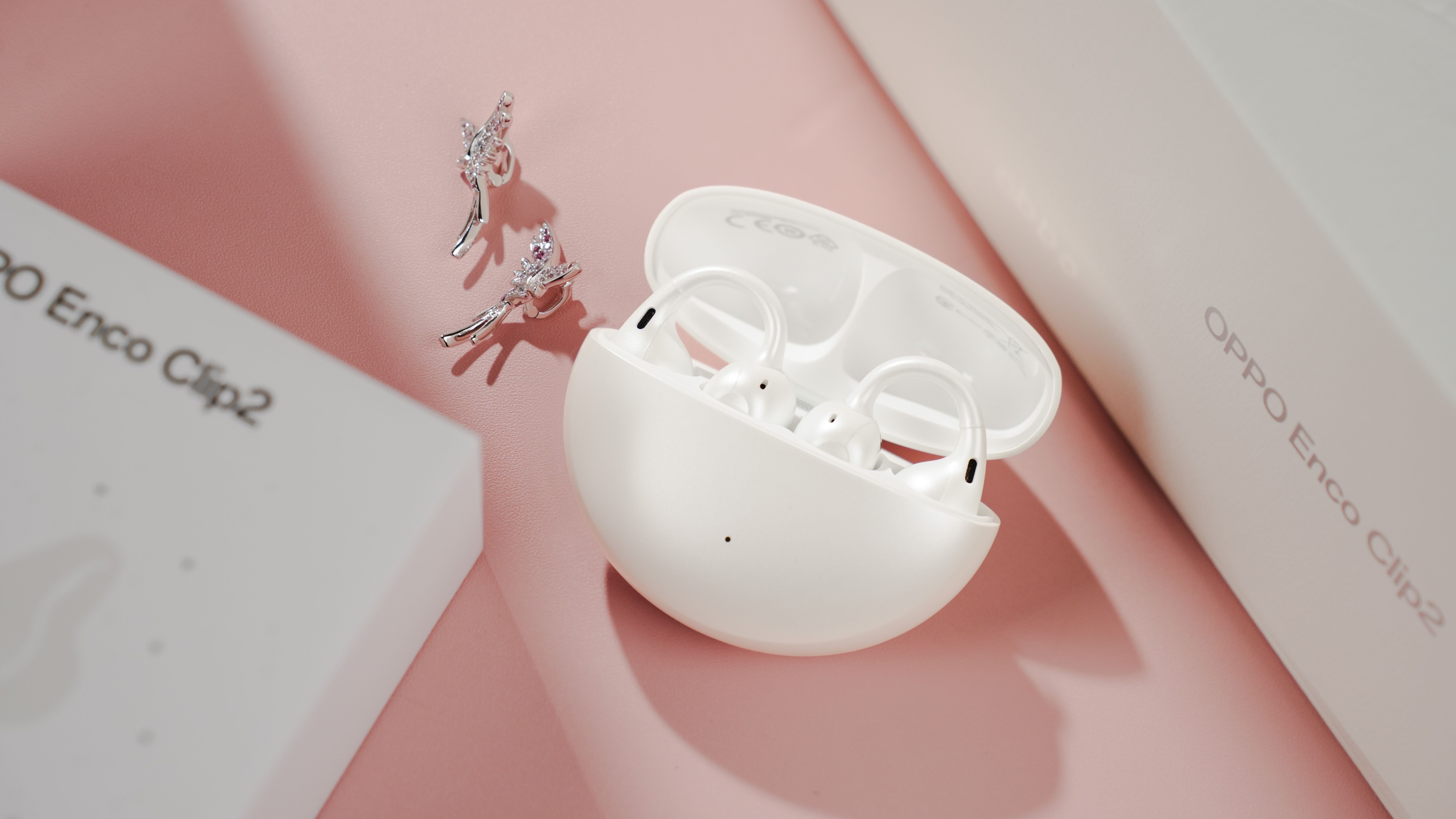 OPPO Enco Clip2晨雾白简评:珠宝灵感婉转耳边,七夕灵鹊落在耳畔