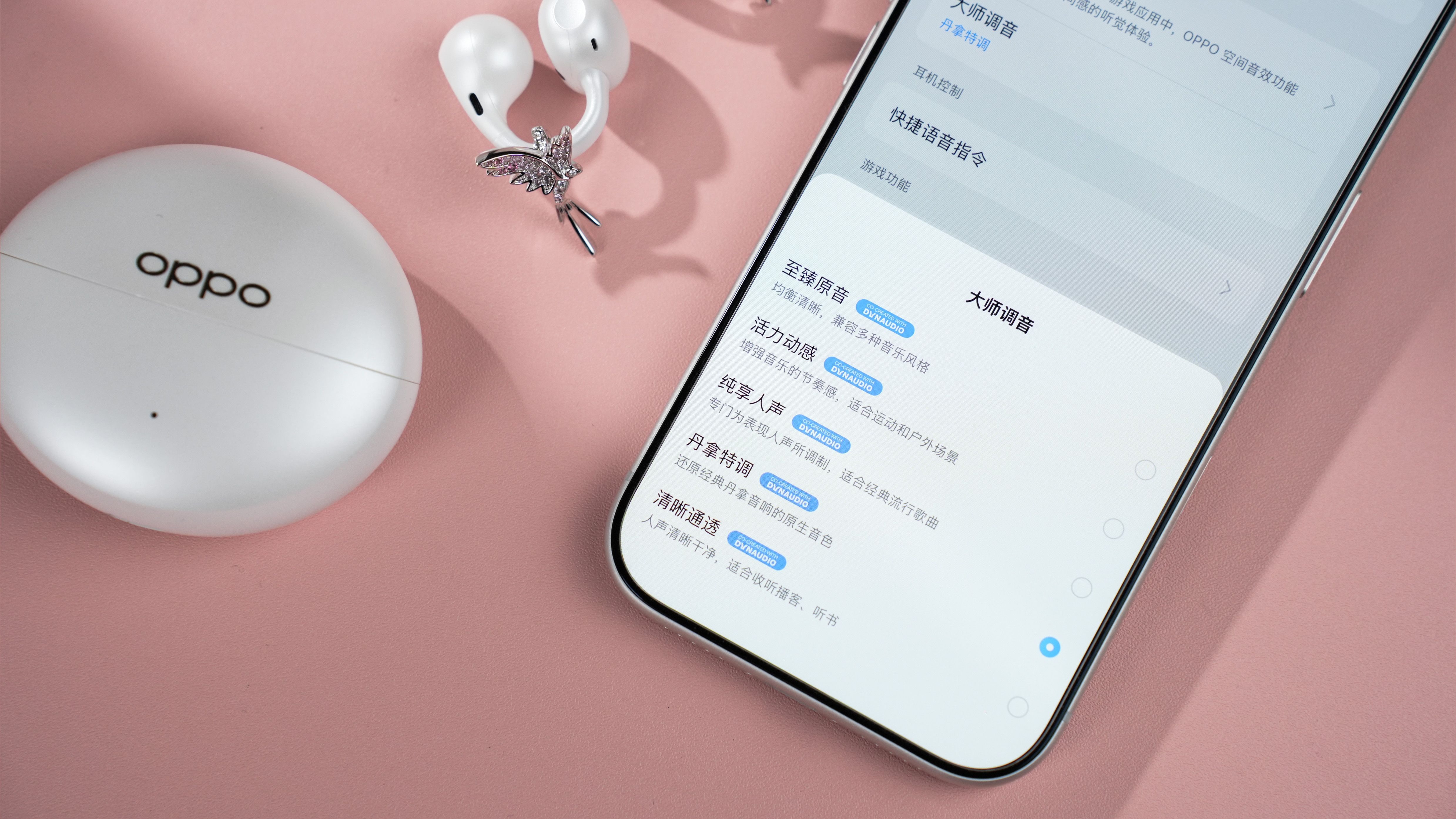 OPPO Enco Clip2晨雾白简评:珠宝灵感婉转耳边,七夕灵鹊落在耳畔