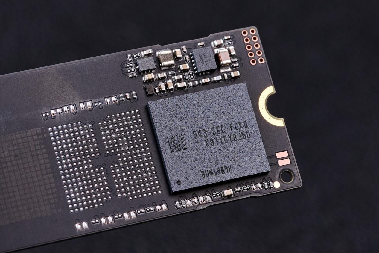 三星990 PCIe 4.0固态硬盘评测:能效狂飙的性能甜点